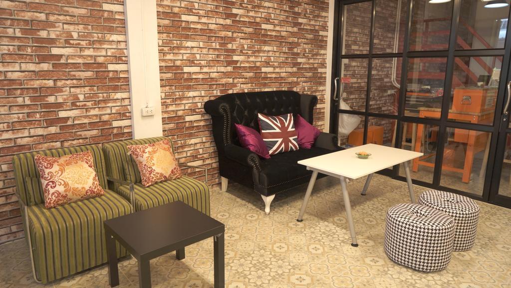 Tiger Lily Hostel Bangkok Exterior photo
