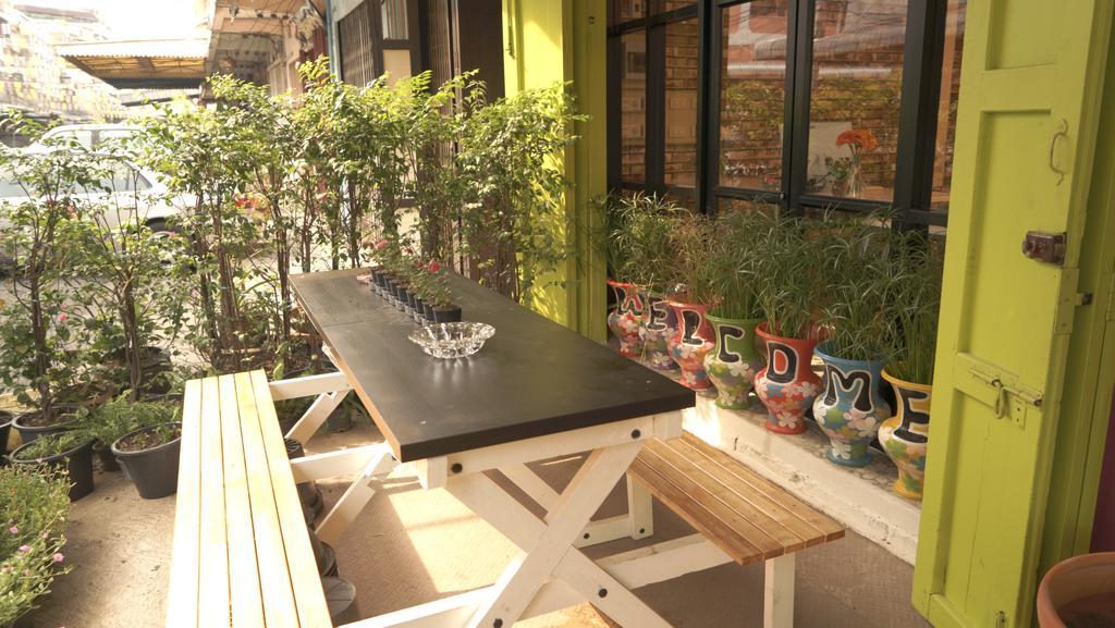 Tiger Lily Hostel Bangkok Exterior photo