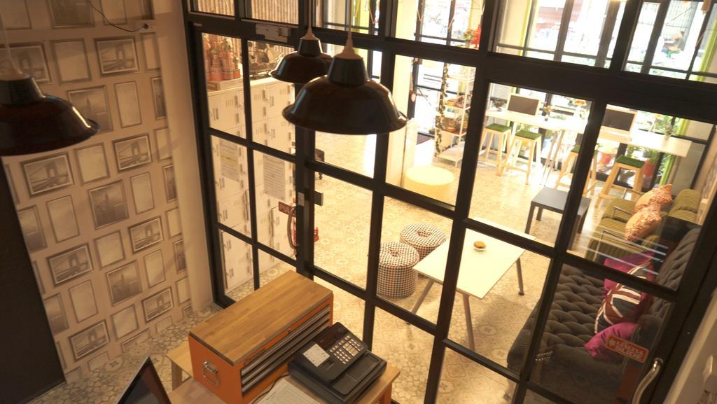 Tiger Lily Hostel Bangkok Exterior photo