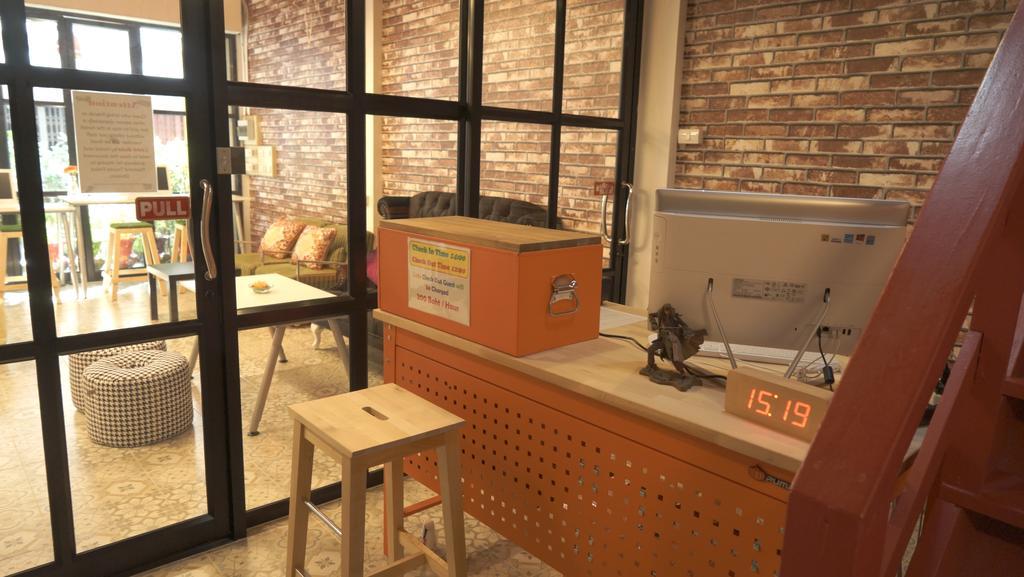 Tiger Lily Hostel Bangkok Exterior photo
