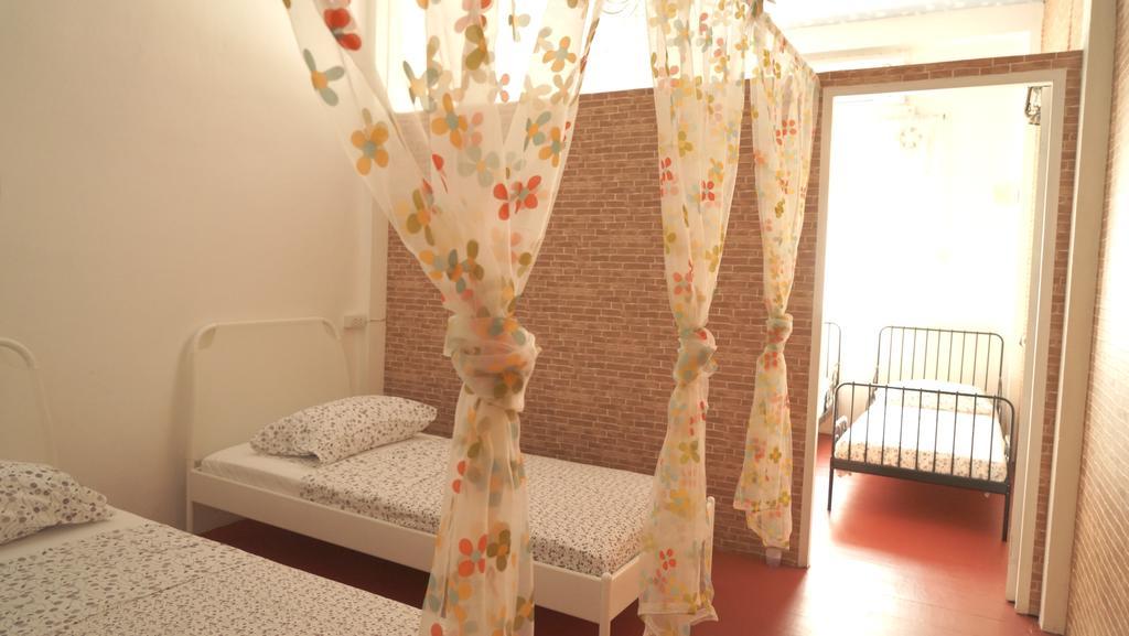 Tiger Lily Hostel Bangkok Room photo