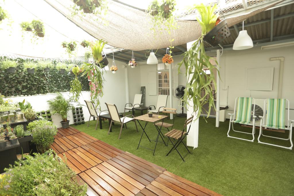 Tiger Lily Hostel Bangkok Exterior photo