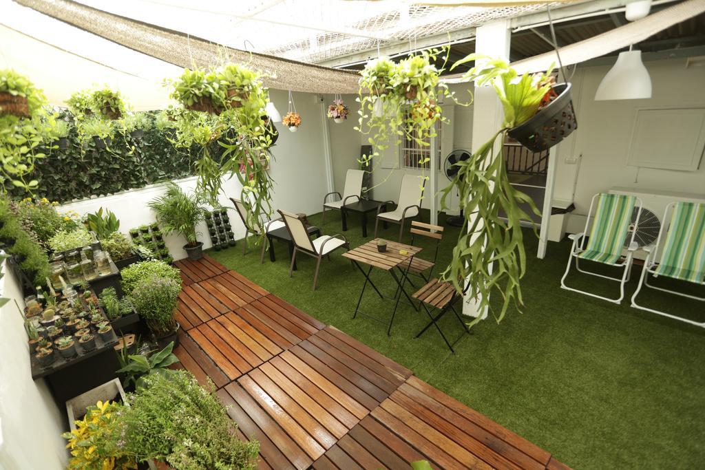 Tiger Lily Hostel Bangkok Exterior photo