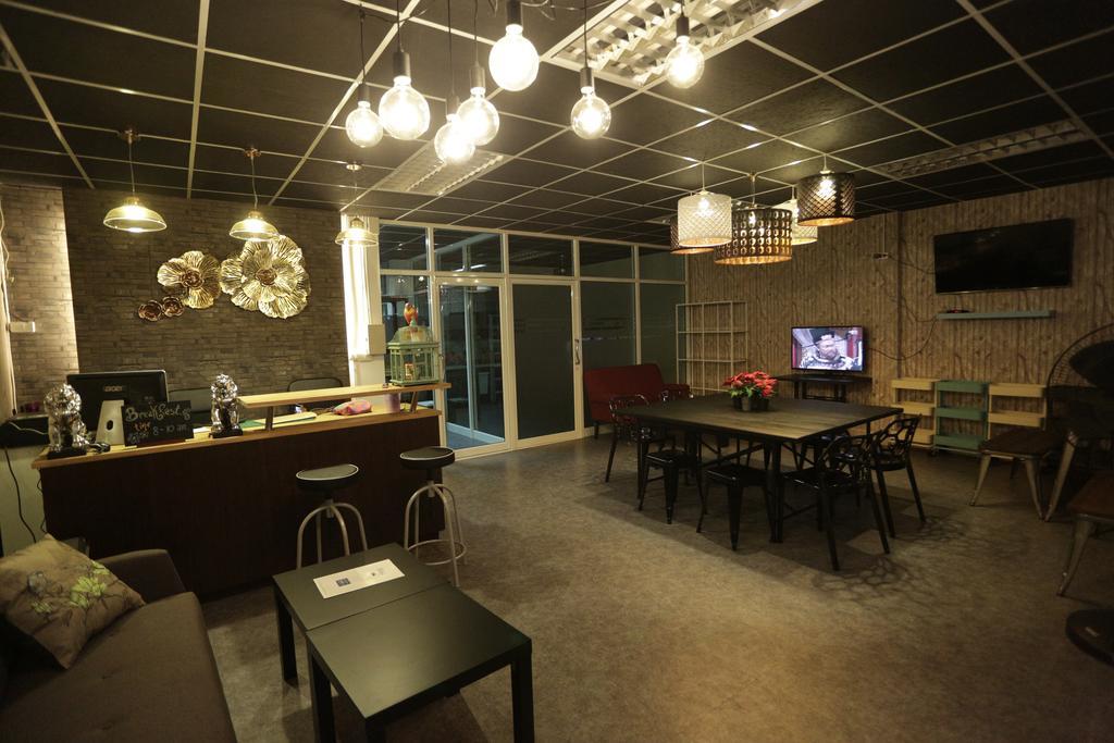 Tiger Lily Hostel Bangkok Exterior photo