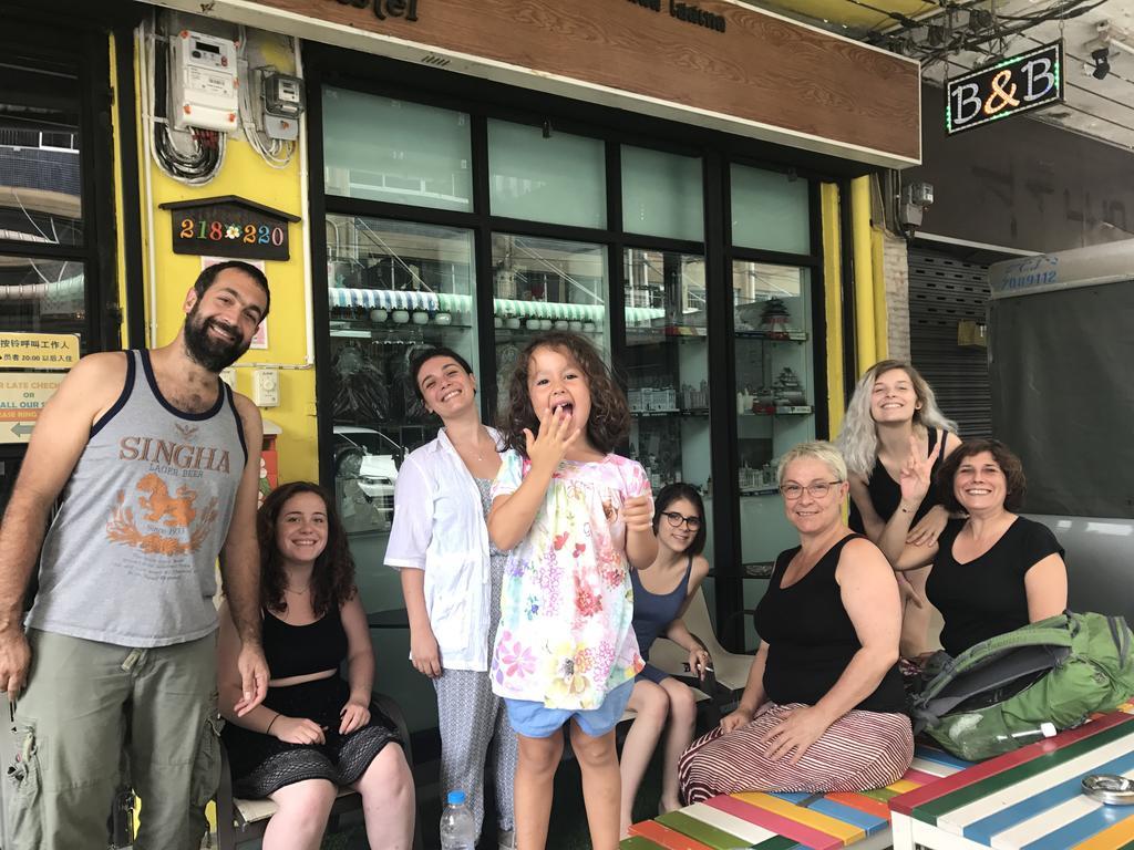 Tiger Lily Hostel Bangkok Exterior photo